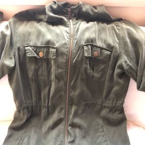 THREE DOTS Army green, lightweight jacket w/hood